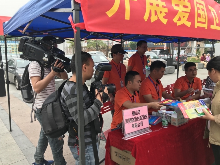 参加爱国卫生宣传活动